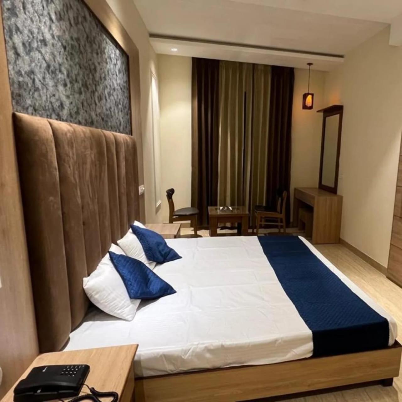 The Hotel Soho Zirakpur Bagian luar foto
