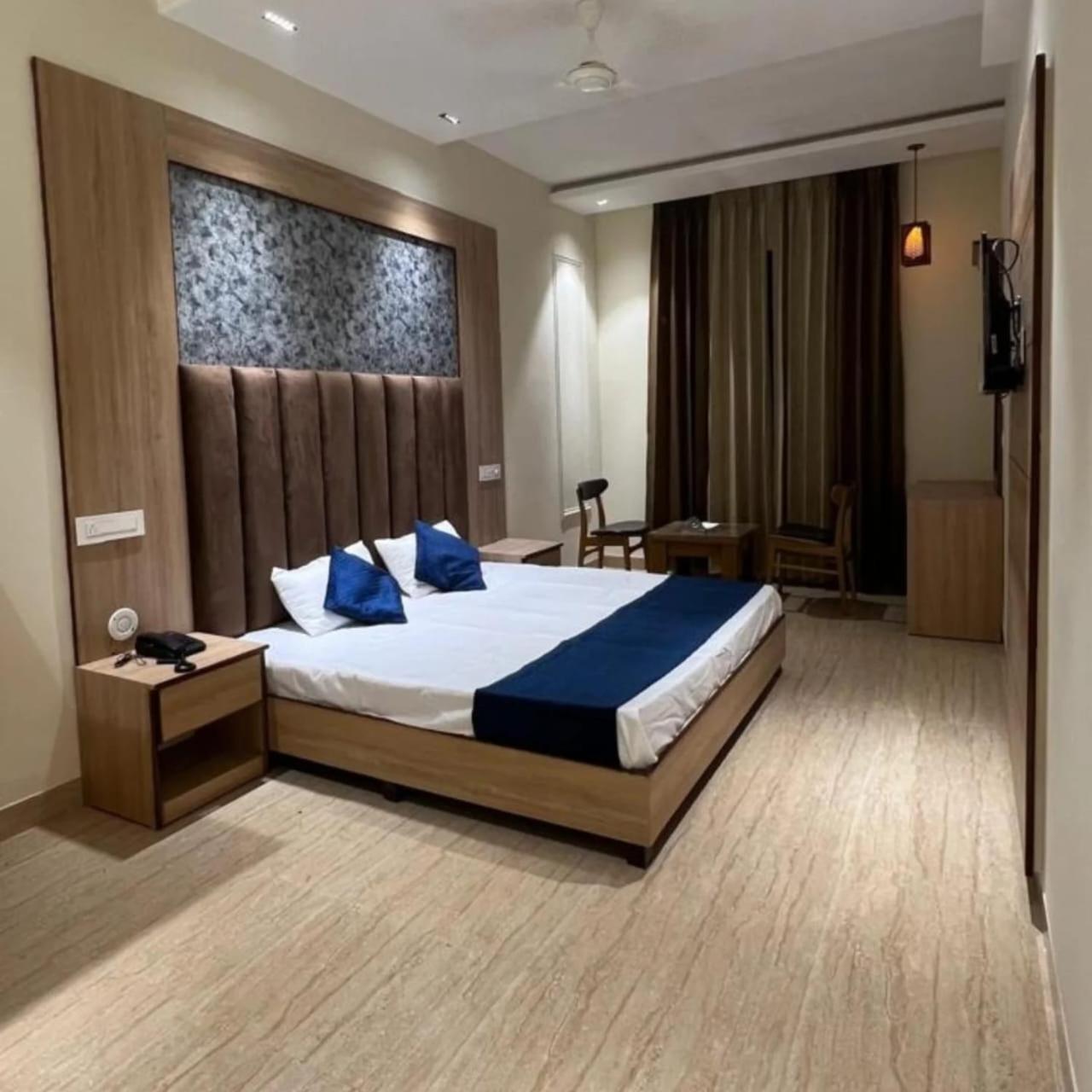 The Hotel Soho Zirakpur Bagian luar foto